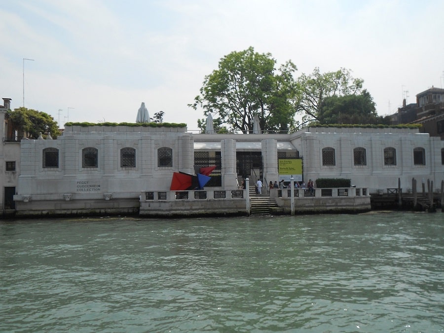 venezia canal grande entrata museo Peggy Guggenheim-min